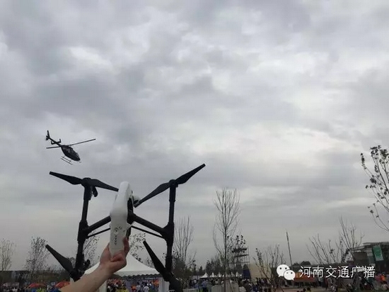 你以為音樂節(jié)只有音樂嗎？交廣號和無人機(jī)也在哦，看見它就揮揮手吧！