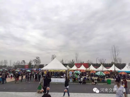 雖然天空已經(jīng)烏云密布，但大家的熱情絲毫不減！