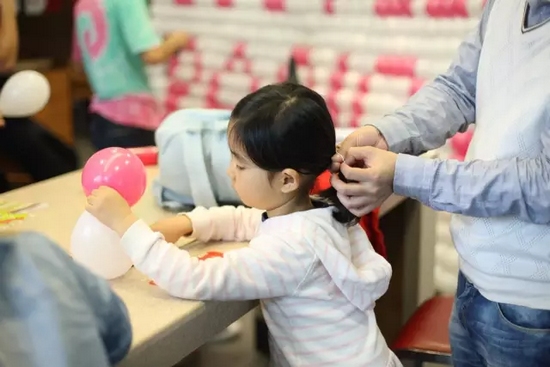 我能第一時(shí)間找到為我編辮子的爸爸，因?yàn)樗氖质悄菢拥臏厝岫辛α? complete=