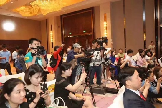 一時(shí)相機(jī)、攝像機(jī)齊閃