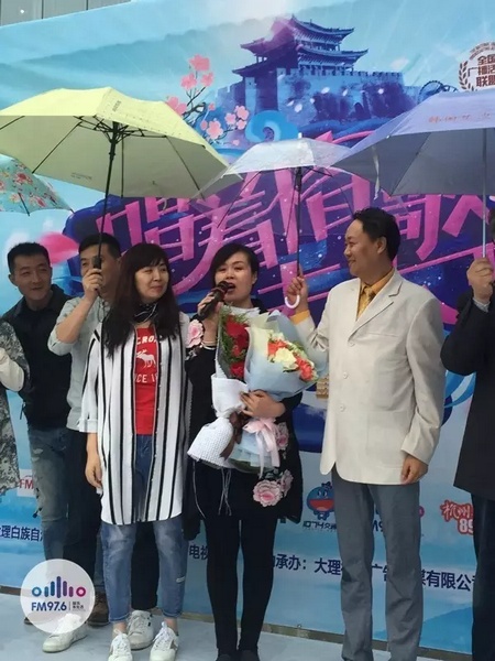 海波瞞著妻子，請來妻子的家人，耿梅驚喜感動，喜極而泣~