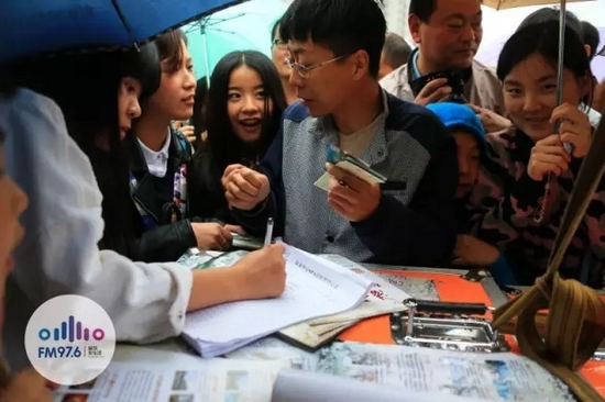 現(xiàn)場觀眾被臺上的浪漫氣氛感染，紛紛報(bào)名參加現(xiàn)場表白。