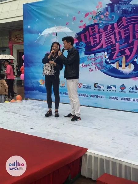 這是一位在校大學(xué)校，暗暗的喜歡純純的愛。