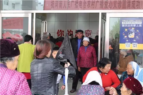 現(xiàn)場真是的人山人海，只能用太火爆三個字形容了！