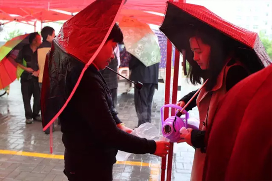 在寒冷的天氣中，為了能讓專家大夫們喝上熱水，紅改主任與柳青不斷的給大家添水。