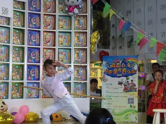 “梨園春”明星小擂主李宗書演唱豫劇《朝陽溝》選段，還表演了自己的拿手好戲——猴戲