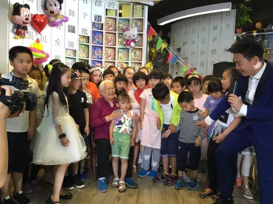 　　豫劇表演藝術(shù)家高潔老師和孩子們在一起，講述自己和戲曲的故事，祝福所有的小朋友節(jié)日快樂。