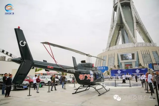張貼著愛(ài)心助考車貼的“交廣號(hào)”直升機(jī)也同時(shí)起飛，共同開啟了今年的愛(ài)心助考之旅。