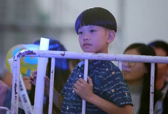 正是你們的笑容，才讓我們有了繼續(xù)前行的動力，哪怕風雨兼程。