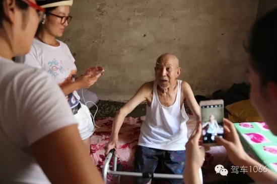 老兵老兵，你的勛章呢，國(guó)家給你的那個(gè)？