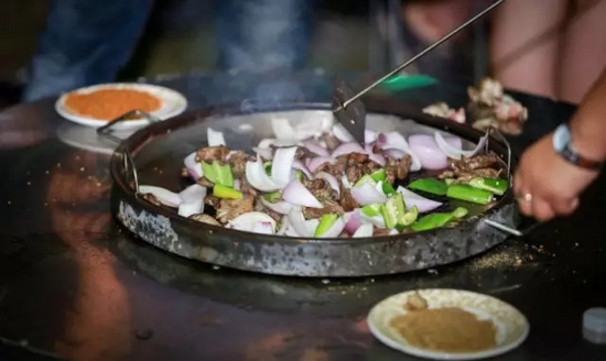 所有菜肉都取自農(nóng)場(chǎng)純天然的食材，吃的又美味又放心！