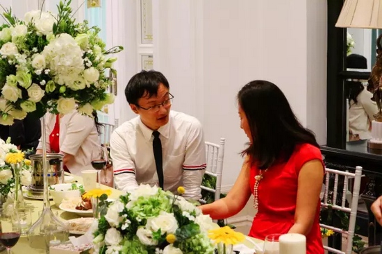 這種熱烈的氣氛，一直延續(xù)到飯桌上。