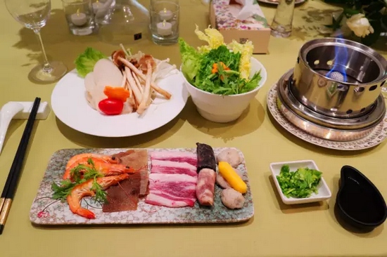 精致的小火鍋，用的是綠色燃料——乙醇。