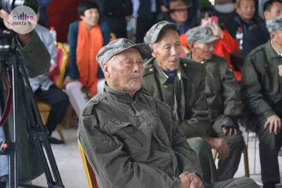 臺(tái)上展風(fēng)采，臺(tái)下笑開懷