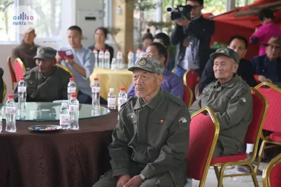 臺(tái)上展風(fēng)采，臺(tái)下笑開懷