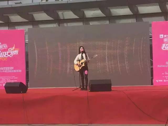 第一位自彈自唱的女生，魅力無法阻擋！