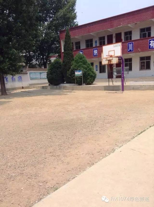 學(xué)校面積不大，只有一棟教學(xué)樓。