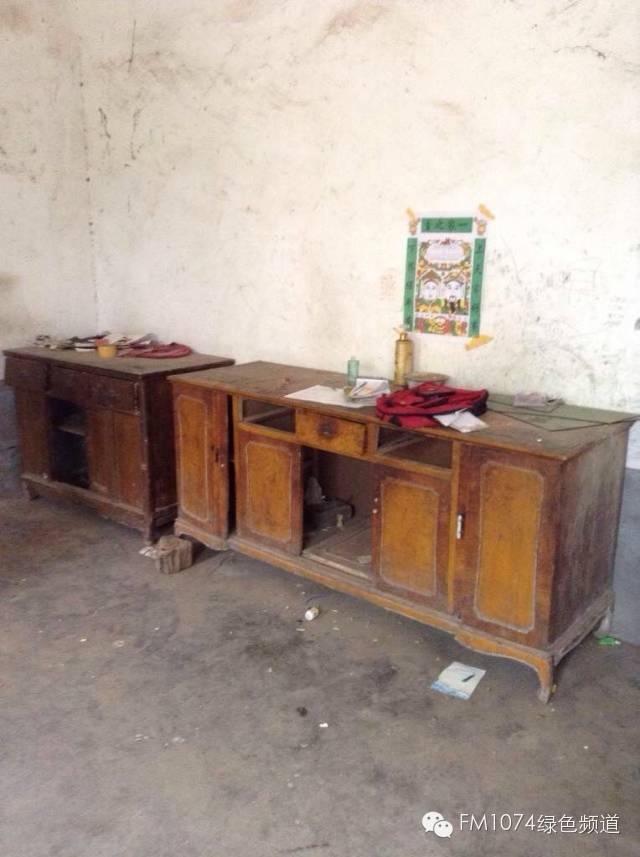 走訪另一個(gè)貧困家庭，進(jìn)去之后才知道什么是真正的一貧如洗、家徒四壁。