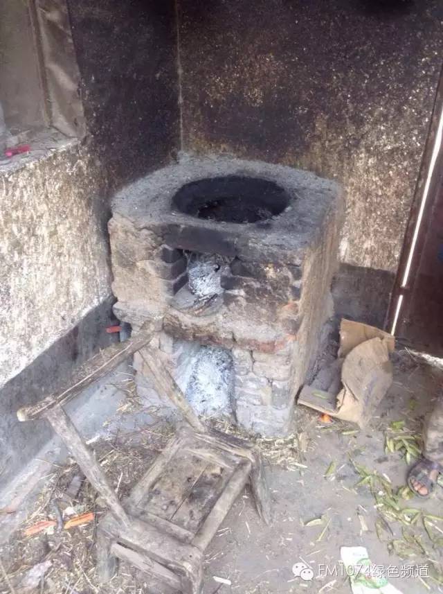 走訪另一個(gè)貧困家庭，進(jìn)去之后才知道什么是真正的一貧如洗、家徒四壁。