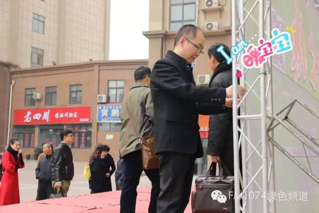 寒江副總監(jiān)親力親為，事無巨細(xì)。偶像真是暖暖惹人愛呢！