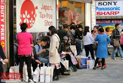 圖為東京街頭，中國游客隨處可見。