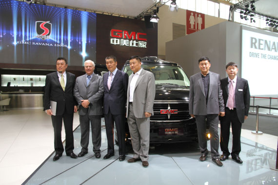 北京國際車展上，全新GMC S系列頂級商務(wù)車在亞太區(qū)首發(fā)。圖為企業(yè)領(lǐng)導(dǎo)與新車合影。