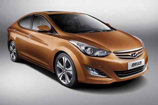 　　北京現(xiàn)代朗動(dòng)分別搭載1.6L和1.8L兩種發(fā)動(dòng)機(jī)，共7款車型?！傲黧w雕塑”設(shè)計(jì)理念持身的朗動(dòng)看上