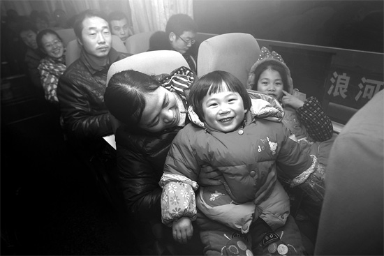 坐上愛心大巴，乘客滿臉喜悅