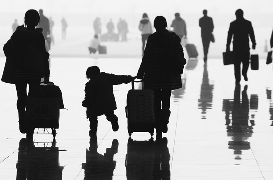 昨日，鄭州東站，一名孩子拉著媽媽和包裹快樂地奔走在春運的途中