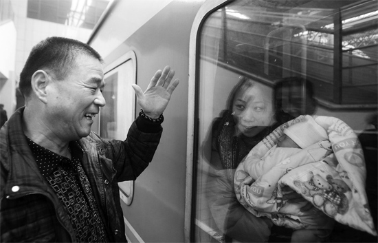 車要開了，史振星揮手向女兒懷中的外孫告別。女兒帶著剛剛出生43天的孩子，要到千里之外湖南的婆婆家過新