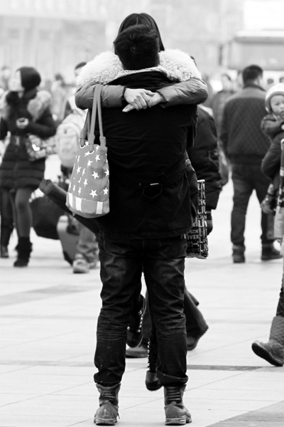 浪漫的情侶，離別時(shí)不忘激情擁抱