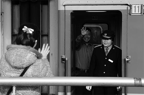 揮手向親人告別，并祝福一路平安