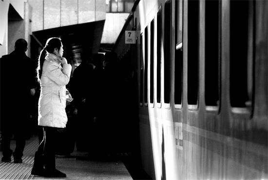 春運(yùn)大潮中，這樣難舍難分的身影總不時(shí)閃現(xiàn)在站臺(tái)上和廣場中