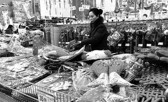 超市里，和春節(jié)相關(guān)的商品被擺放到了十分顯眼的位置