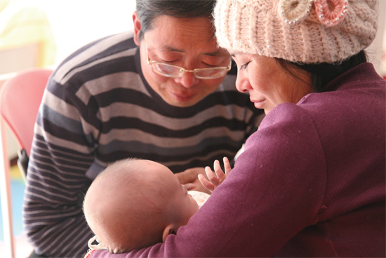 在“魯冰花舍”，李俊峰夫婦就這樣抱著奇奇看了好久