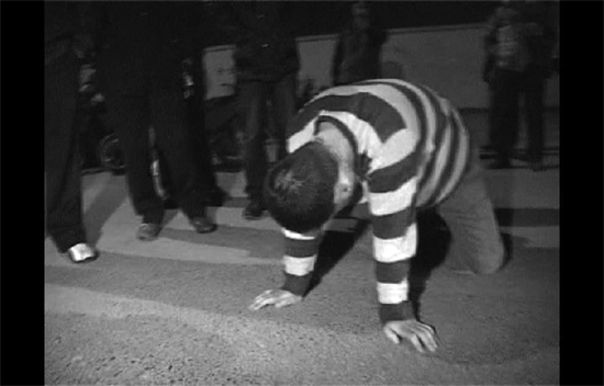 昨日凌晨，鄭州市化工路西段，渾身酒氣的男子出盡洋相