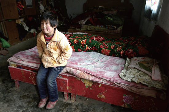 胡天格的家除了床鋪,再也看不到其他物件 胡天格的家除了床鋪,再也看不到其他物件