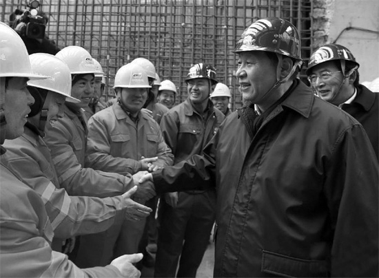 除夕前一天，習(xí)近平到北京地鐵8號線南鑼鼓巷站施工工地慰問農(nóng)民工和技術(shù)人員