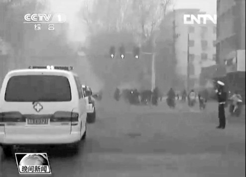 正值上下班高峰，交警調(diào)信號(hào)燈分流車輛