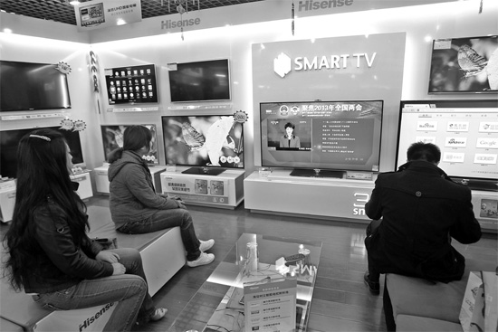 5日，鄭州市的家電賣場里，網(wǎng)絡(luò)電視正在同步直播兩會報道 東方今報記者張培方攝