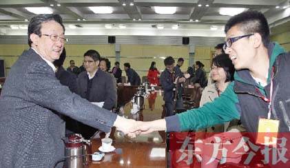 4月22日，省委書記、省人大常委會主任郭庚茂和“聚焦中博·河南行”中部六省媒體采訪團成員親切握手