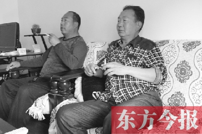 吳四輩和張年學(xué)在家聊天，談?wù)撋稌r候能去上班