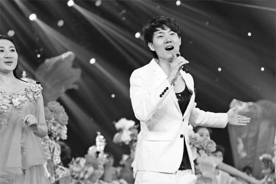 在青歌賽頒獎(jiǎng)盛典上，王晰的超炫男低音再次引爆全場(chǎng)