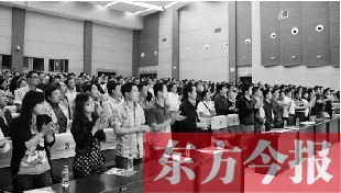 演員謝幕時(shí)，沒(méi)有觀眾離場(chǎng)，而是全部起立熱烈鼓掌