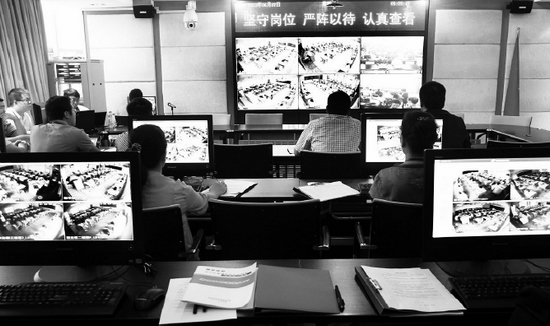 2013年高考首日，鄭州市國(guó)家考試考務(wù)指揮中心內(nèi)，工作人員通過(guò)監(jiān)控器遠(yuǎn)程監(jiān)考
