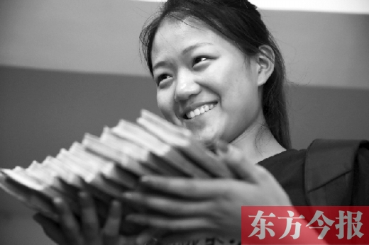 昨天，大一女生周文靜把10萬元現(xiàn)金還給了失主