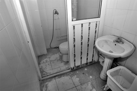 不僅周邊設施齊全，鄭州公租房室內設施也齊全。圖為剛安裝好的衛(wèi)浴設施