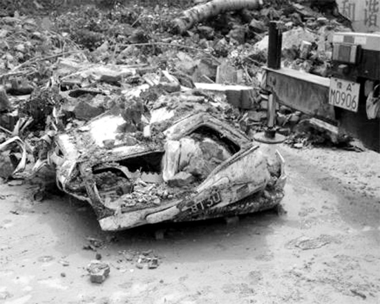 7月2日，新密市區(qū)，暴雨沖倒圍墻，一輛汽車被砸成“鐵餅”