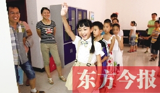 成長訓練營面試在東方今報發(fā)行中心舉行。圖為面試現(xiàn)場