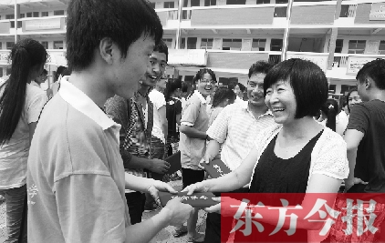 7月23日，晨鐘教育集團黨委書記張玲為支教大學生頒發(fā)證書